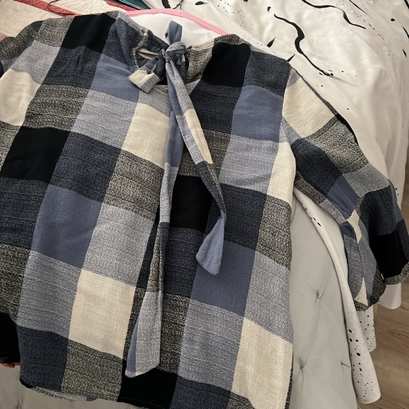 3/4 length sleeves front tie flare at end - Picture 2 of 2